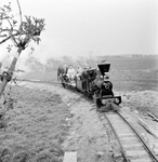 859384 Afbeelding van de stoomlocomotief met wagen van modelbouwer en oud-machinist Kees Neve op zijn spoorbaan aan de ...